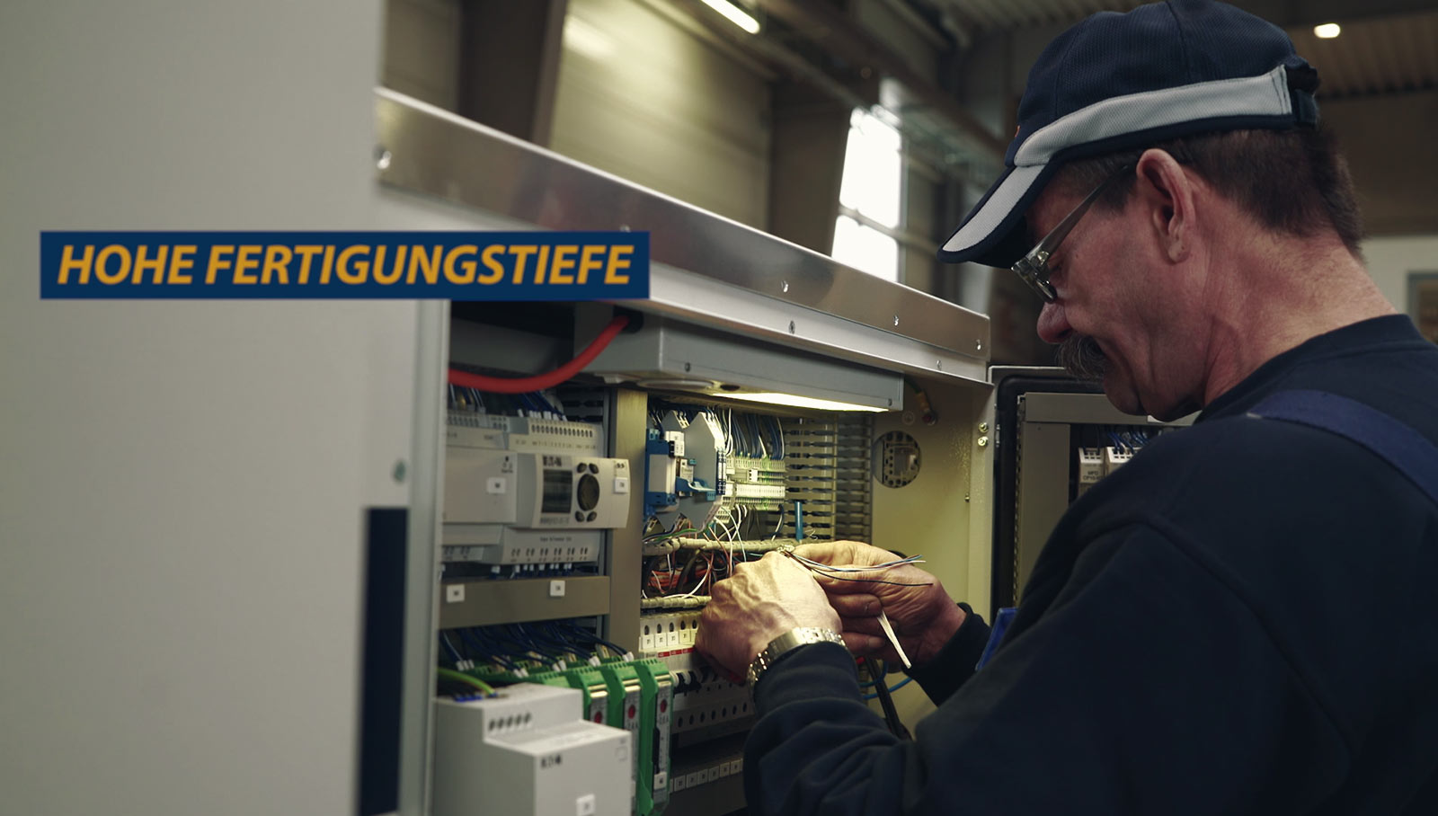 Mitarbeiter in der Fertigung VOMAT Imagefilm